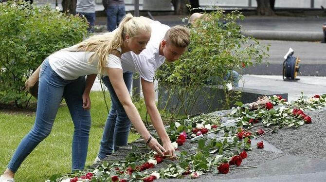 Blumen sammeln sich in Oslo vor dem bei dem Bombenanschlag zerstörten Hochhaus. Foto: Tor Erik Schroeder 