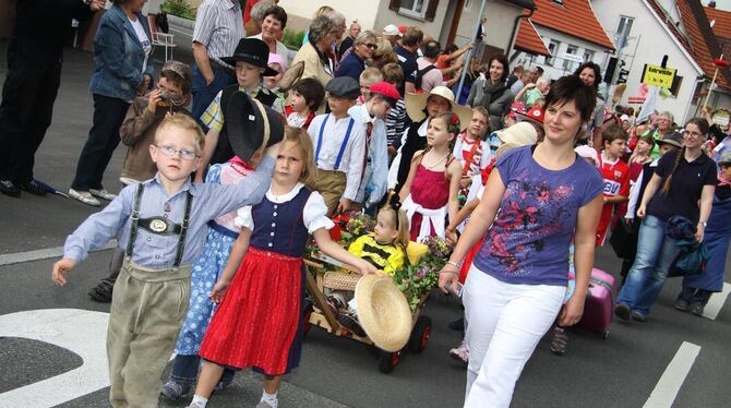 Beim Kinder- und Dorffest in Neuhausen war schwer was los. Die Leute strömten und ließen sich ihre Laune auch nicht vom "April-W