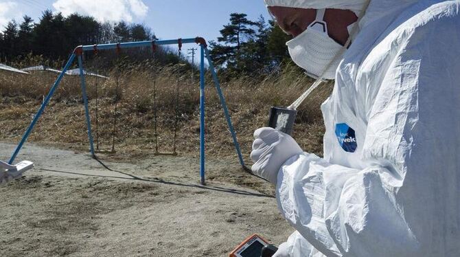 Ein Greenpeace-Mitarbeiter misst die radioaktive Belastung im Umland des Kernkraftwerks Fukushima Daiichi. Foto: epa/Christia