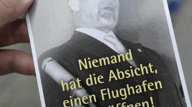 Postkarte mit der Aufschrift »Niemand hat die Absicht, einen Flughafen zu eröffnen«. Foto: Markus Heine