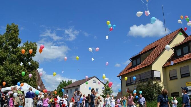 Luftballon-Start auf der gesperrten Mittelstädter Straße: Das Oferdinger Dorffest bot ein buntes Programm. FOTO: RABE