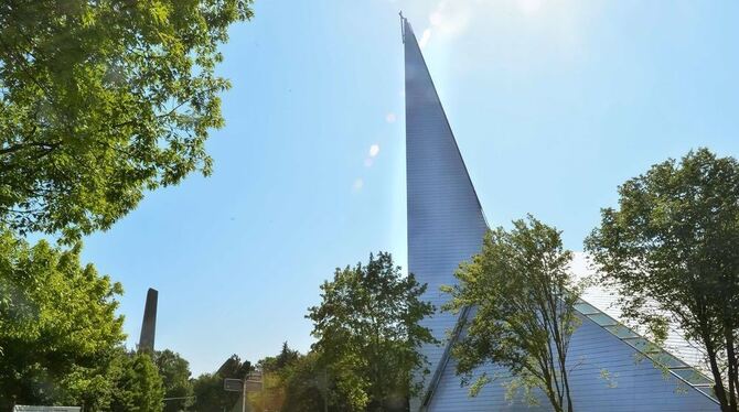 Zwischen den beiden Kirchen hindurch soll das Neubaugebiet erschlossen werden.  FOTO: TRINKHAUS