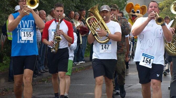 Auch so kann ein Volkslauf aussehen: die Gammertinger Katzenmusiker auf der Zielgeraden. FOTO: BUTSCHER