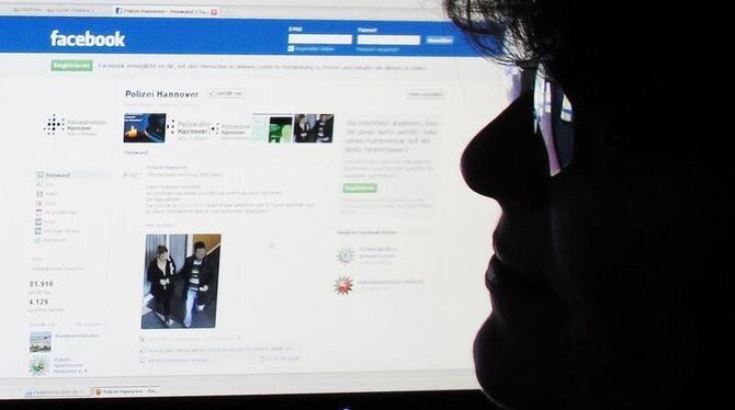 Facebook-Seite der Polizei Hannover. Foto: Julian Stratenschulte/Illustration