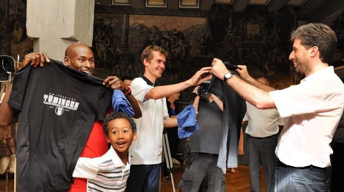 Spaß mit Olympioniken im Tübinger Rathaus: Bernard Lagat mit Sohn Miika, Arne Gabius und Boris Palmer (von links).	 GEA-FOTO: PA