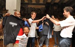 Spaß mit Olympioniken im Tübinger Rathaus: Bernard Lagat mit Sohn Miika, Arne Gabius und Boris Palmer (von links).	 GEA-FOTO: PA