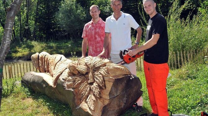 Zollen der Natur Respekt (von links): Ralf Bültge-Bohla, Klaus J. Ulbich und Billy Tröge mit Blättergeist-Bänkle. FOTO: NIETHAMM