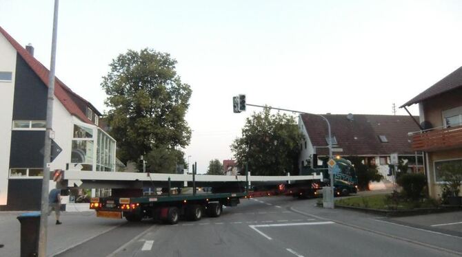 Maßarbeit: Der Fahrer musste nur wenig rangieren, dann bog der überlange Transport problemlos in die Schmidstraße ein. FOTO: MAI