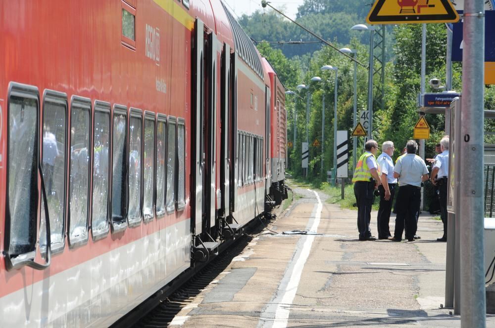 Zugunglück Regional-Express rammt in Wannweil Anhänger