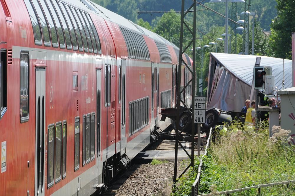 Zugunglück Regional-Express rammt in Wannweil Anhänger