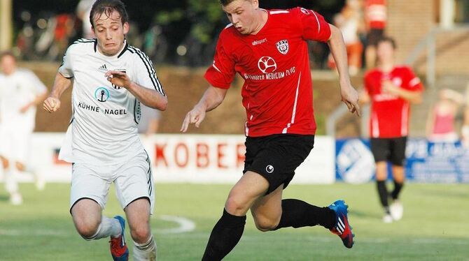 Der Neu-Reutlinger Marcel Brandstetter (rechts) im Duell mit dem Gärtringer Kevin Kemmler.  FOTO: BAUR