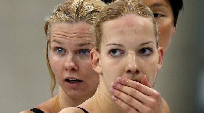 Britta Steffen (l) und Daniela Schreiber nach dem verpassten Finaleinzug der Freistil-Staffel über 4 x 100 Meter. Foto: Barba