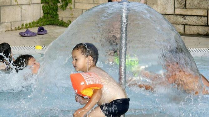 Willkommene Abkühlung am Wasserpilz im Honauer Freibad. FOTO: LEIPPERT