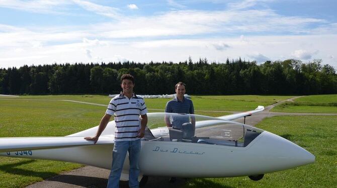 Vor dem Start die Vorbereitungen: Dominik Senner (Bild oben, links) und Michael Bauer haben zunächst das Segelflugzeug zusammeng