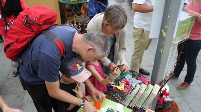 Besucher falten Schmetterlinge für den guten Zweck. FOTO: LEUSCHKE