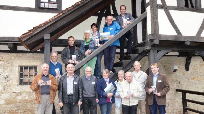 Für abwechslungsreiche Führungen geschult: das Gästeführerteam der Stadt Pfullingen.	FOTO: PR