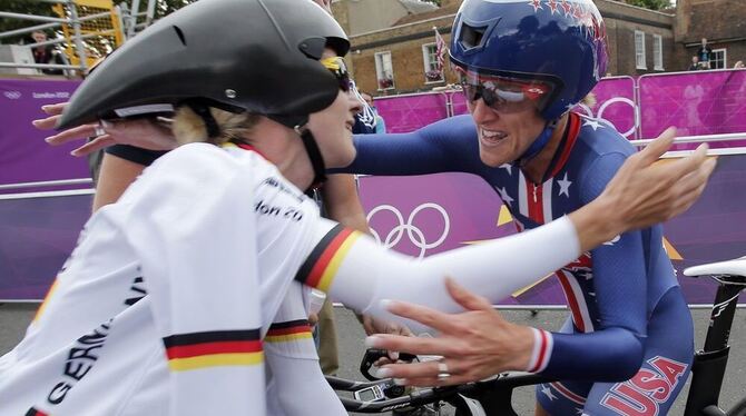 Medaillengewinnerin Judith Arndt umarmt die Siegerin Kristin Armstrong. Foto:AP