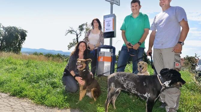 Freuen sich über befüllte Hunde-Kottüten-Spender (von links): Silvia Weinmann, Annette Maier, Andreas Neher und Sponsor Oliver W