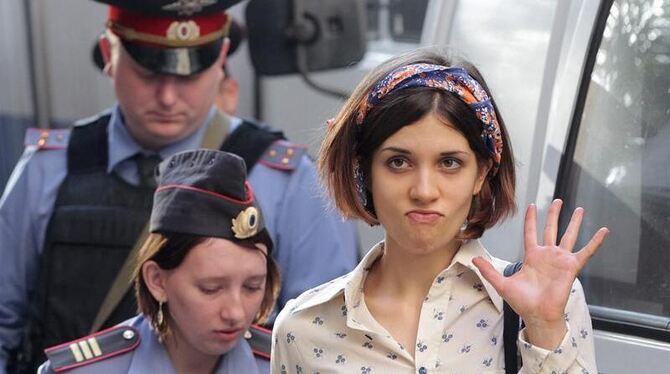 Die inhaftierten russischen Musikerinnen von  Pussy Riot klagen über zu wenig Schlaf und Essen. Foto: Maxim Schipenkow