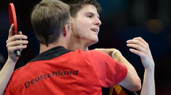 Coach Jörg Rosskopf umarmt Dimitrij Ovtcharov (r) nach seinem Bronze-Coup. Foto: Bernd Thissen