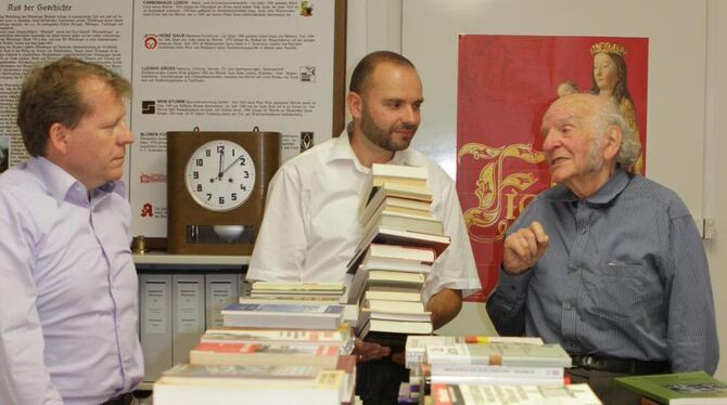 Stapelweise Wissen: Gottfried Leuthold (rechts) übergab Stadtarchivar Steffen Dirschka (Mitte) und Bürgermeister Mike Münzing 64