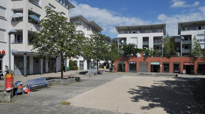 Weil Frequenzbringer fehlen, döst der Walter-Gropius-Platz im Schafstall träge vor sich hin. FOTO: NIETHAMMER