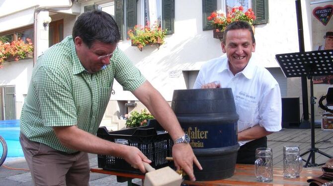 Und rein mit dem Zapfhahn! OB Ulrich Fiedler zapft mit drei Schlägen an, und der Glemser Ortsvorsteher Andreas Seiz grinst sich