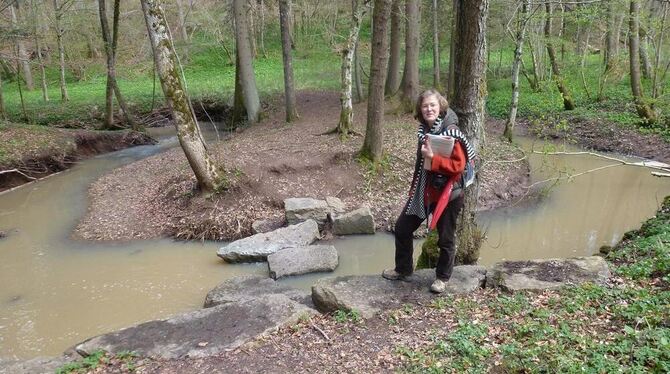 Das Bühler Tal ist stark von seinem Wasserreichtum geprägt, erläutert Landschaftsführerin Hiltrud Wilhelmi.