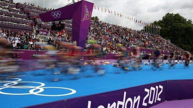 Die Triathleten donnern mit ihren Fahrrädern durch den Hyde Park. Foto: Christian Charisius