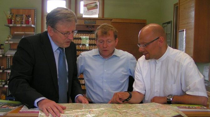 Regierungspräsident Hermann Strampfer, Münsingens Bürgermeister Mike Münzing und Tourist-Chef Bernd-Matthias Weckler brüten über