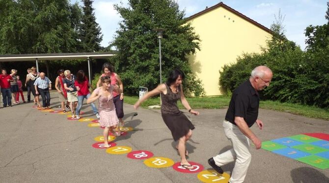 Auf der Raupe hüpfen - aus dem Pausenhof wurde ein farbiger Spielplatz.  FOTO: KARO