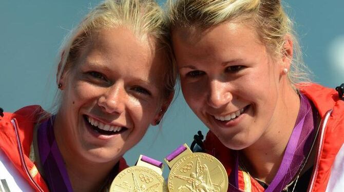 Franziska Weber (r) und Tina Dietze gewannen Gold im Zweier-Kajak. Foto: Peter Kneffel