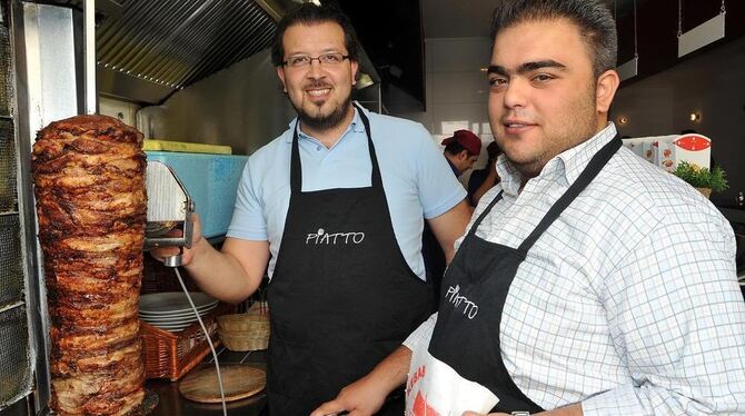 Fasten in der Küche: Mustafa Erdal und Ali Gücer (rechts) dürfen im Ramadan nichts zu sich nehmen.  FOTO: MARKUS NIETHAMMER