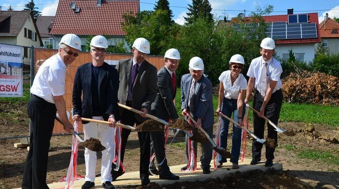 Vollzogen den symbolischen Akt für den Neubaustart in der übernächsten Woche (von links): Eduard Becker (Leiter St. Elisabeth),