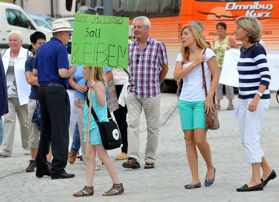 Demonstration für Pfarrer Archille Mutombo