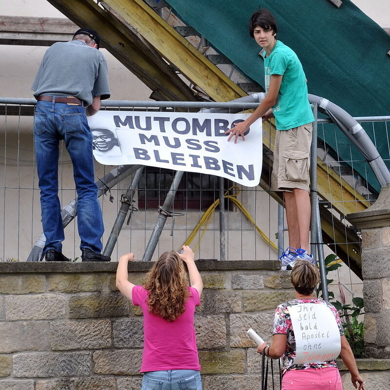 Demonstration für Pfarrer Archille Mutombo