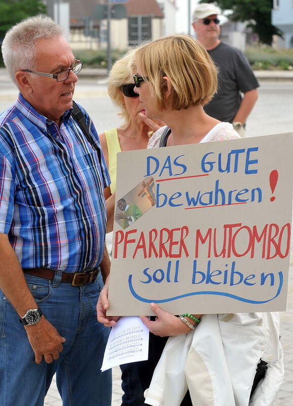 Demonstration für Pfarrer Archille Mutombo