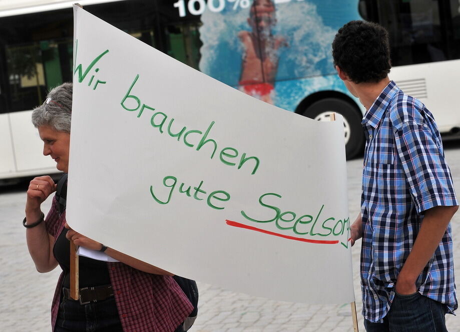 Demonstration für Pfarrer Archille Mutombo