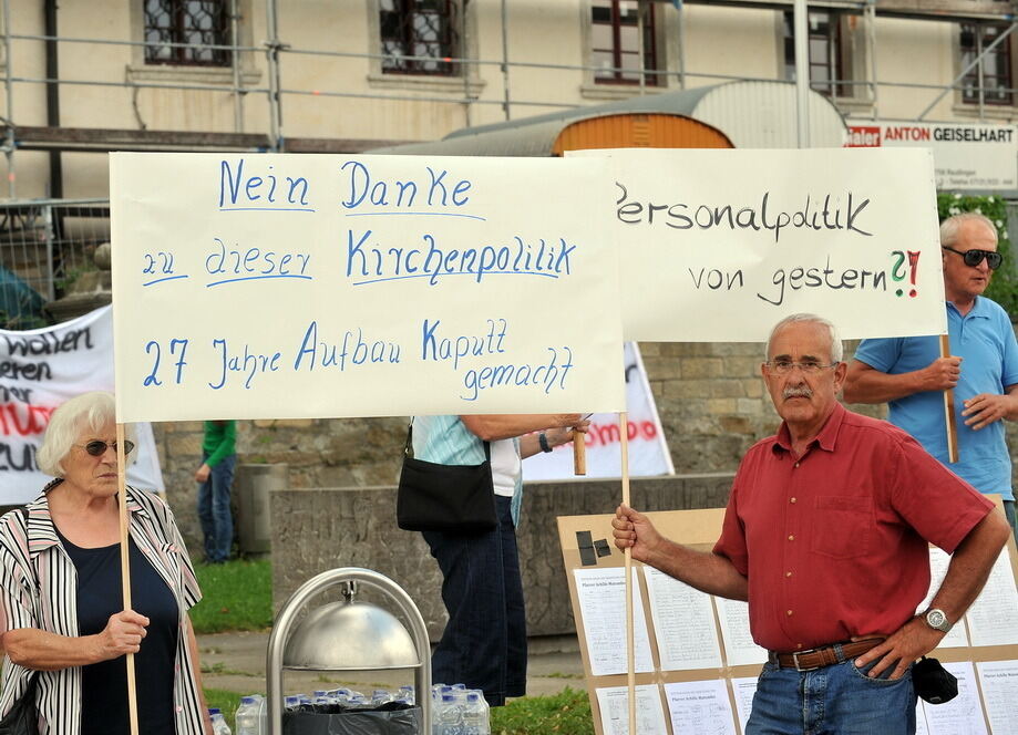 Demonstration für Pfarrer Archille Mutombo