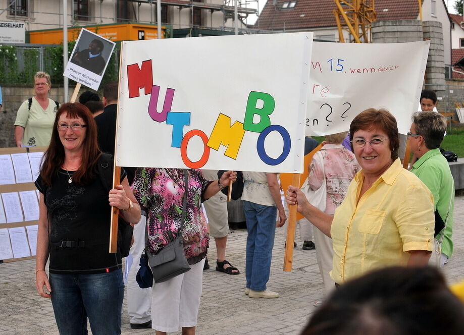 Demonstration für Pfarrer Archille Mutombo