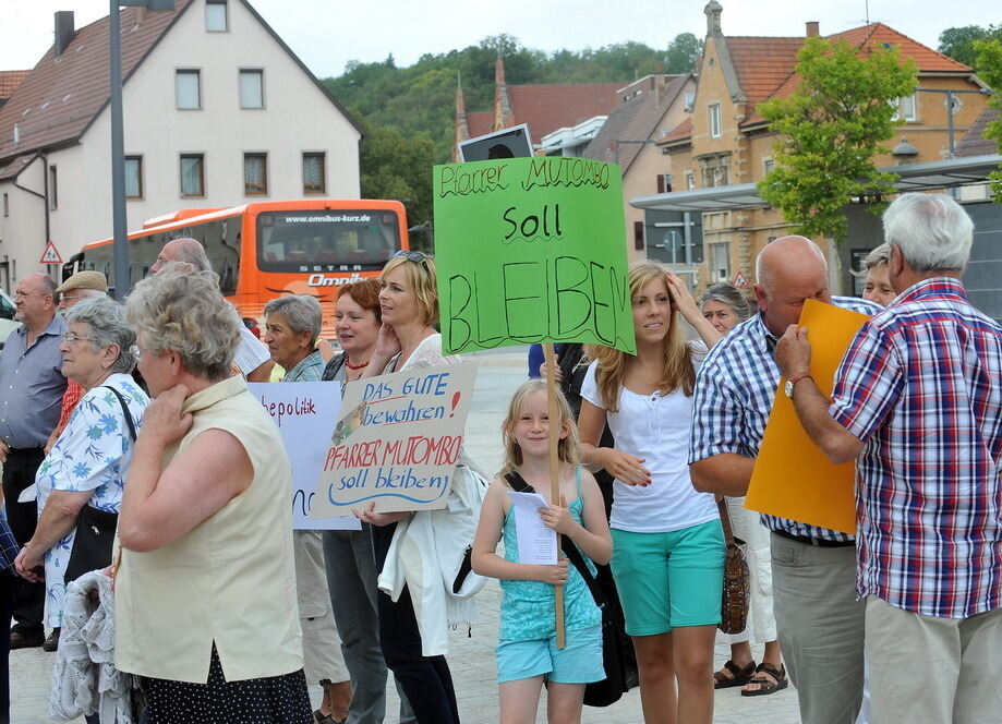 Demonstration für Pfarrer Archille Mutombo