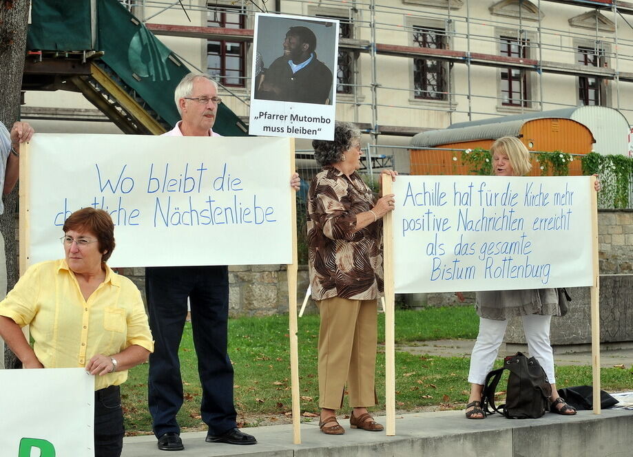 Demonstration für Pfarrer Archille Mutombo