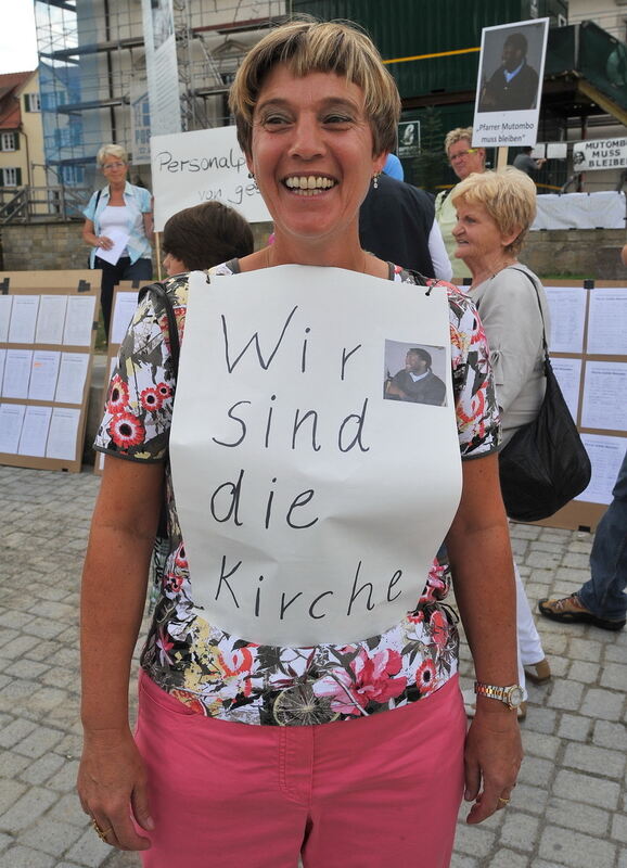 Demonstration für Pfarrer Archille Mutombo