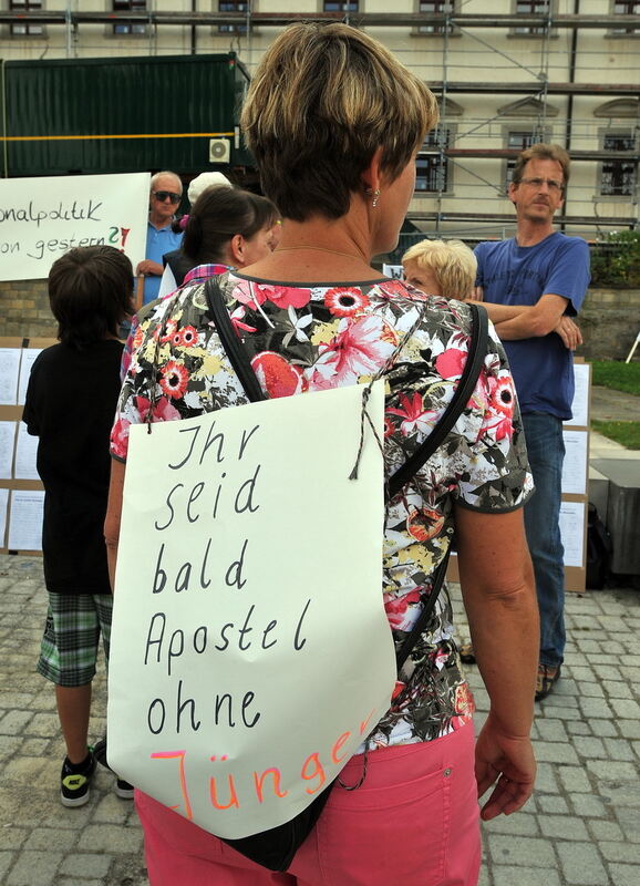 Demonstration für Pfarrer Archille Mutombo