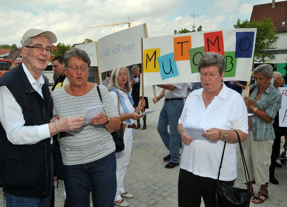 Demonstration für Pfarrer Archille Mutombo