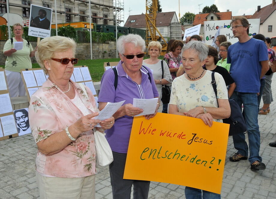 Demonstration für Pfarrer Archille Mutombo