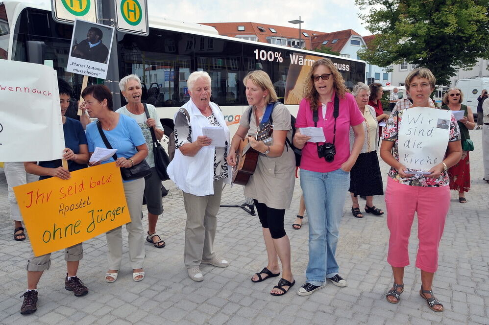 Demonstration für Pfarrer Archille Mutombo