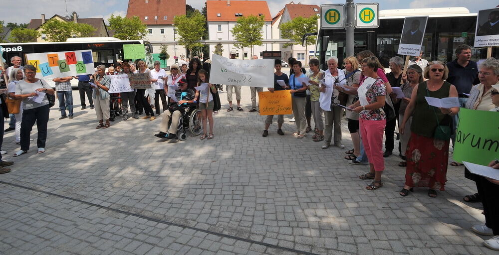 Demonstration für Pfarrer Archille Mutombo