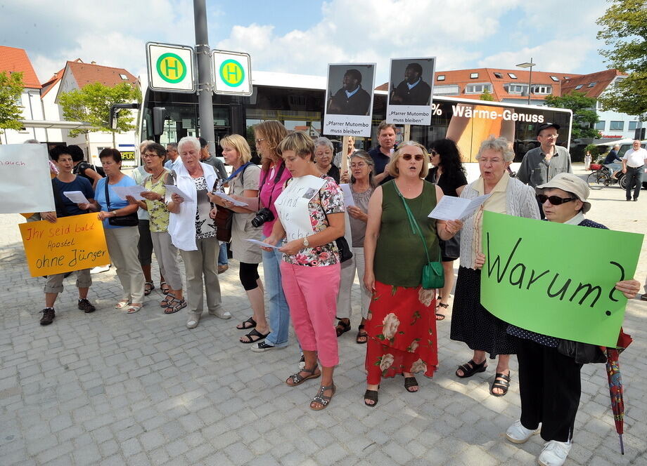 Demonstration für Pfarrer Archille Mutombo