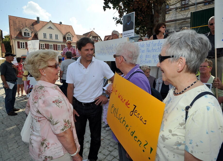 Demonstration für Pfarrer Archille Mutombo